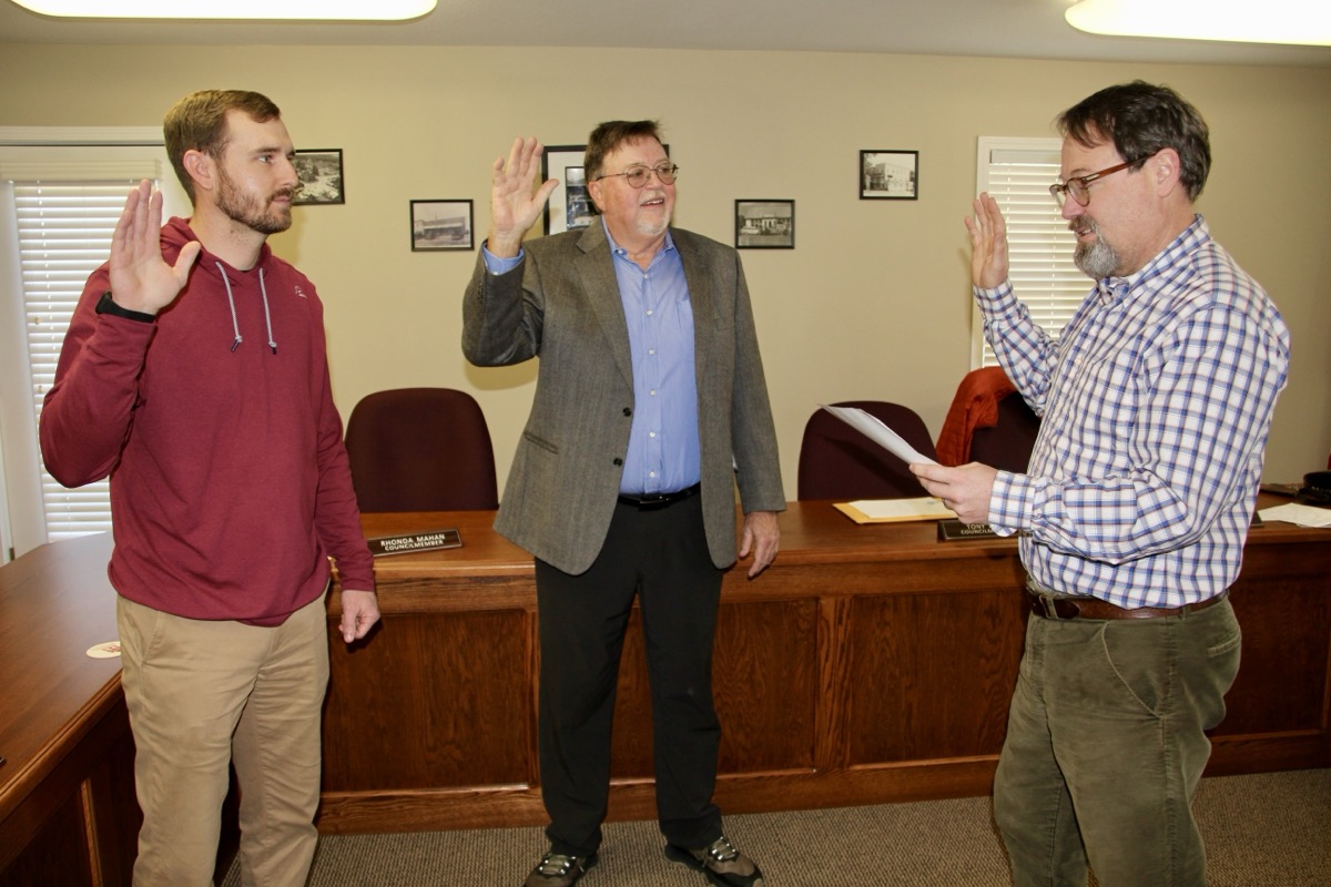 Blairsville City Attorney Marvin Harkins, right, swearing in Brock Gordon and Buddy Moore to their new positions at City Hall on Feb. 28. Photo by Shawn Jarrard