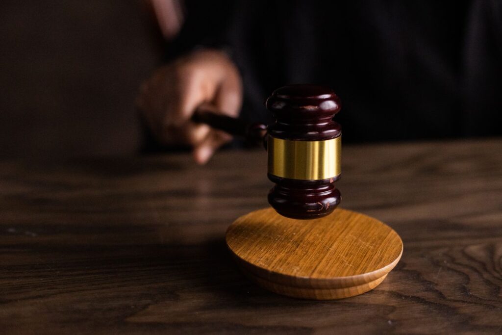 Gavel, courtroom (stock photo)